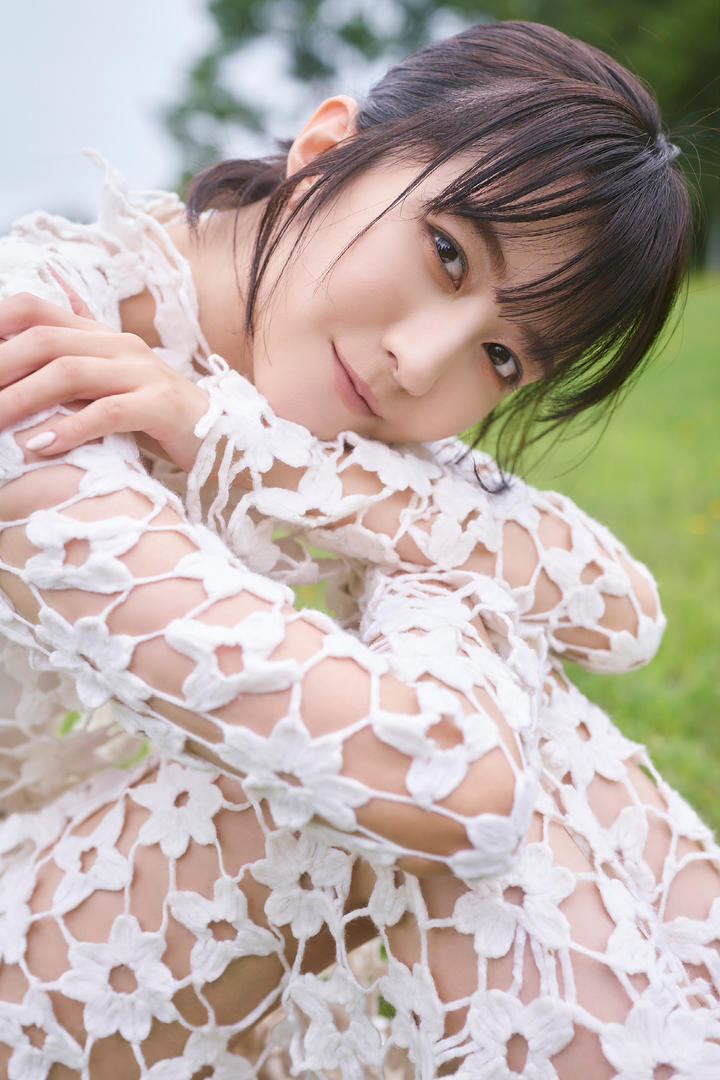 户外踏青的日本美女高清壁纸图片