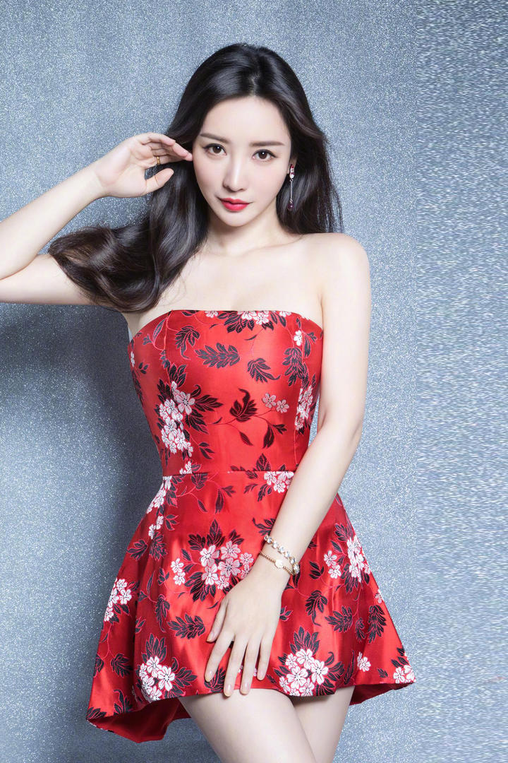 超清中国性感超短裙美女明星柳岩图片