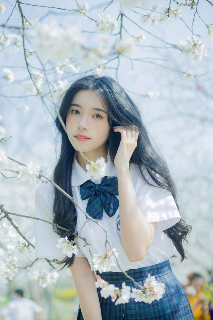养眼清纯美女校花户外踏青写真摄影壁纸图片