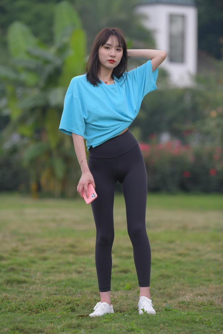 穿黑色紧身裤的美女精选写真图片