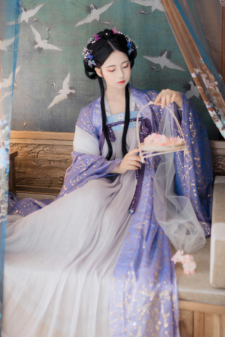 拿着花篮的古装汉服美女写真图片
