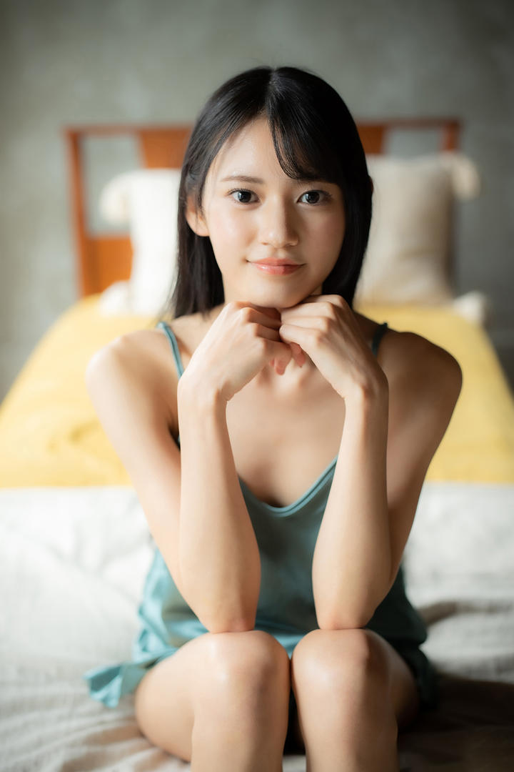 坐在床上的日本清纯少女睡衣私房照写真图片