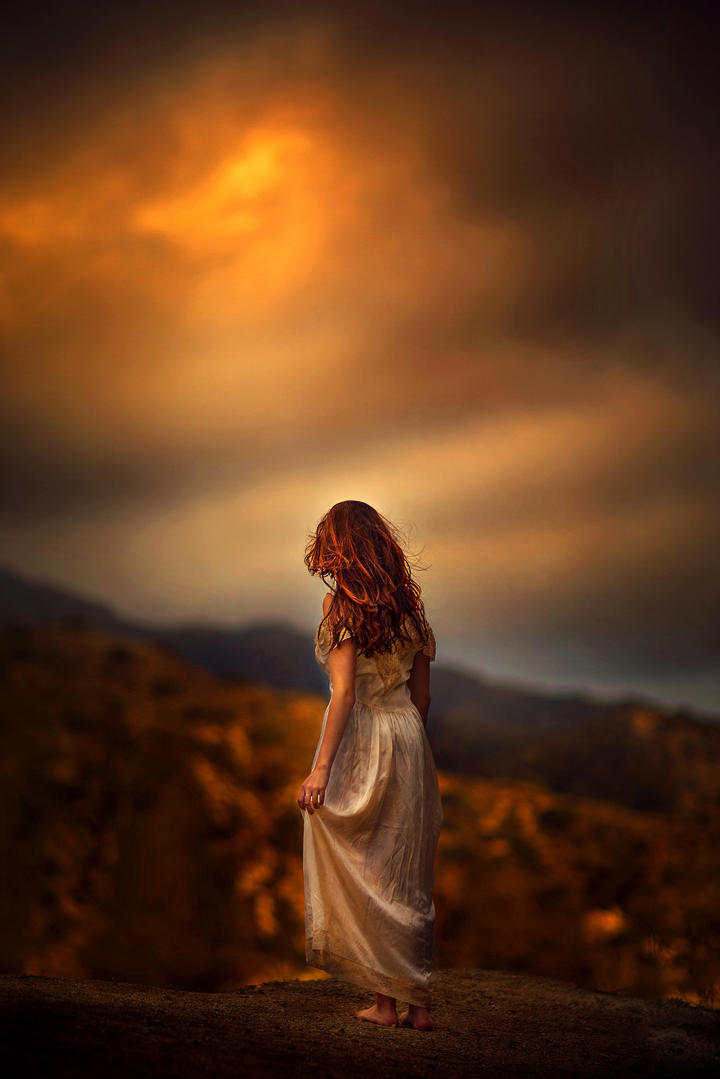 黄昏中的小女孩背影图片