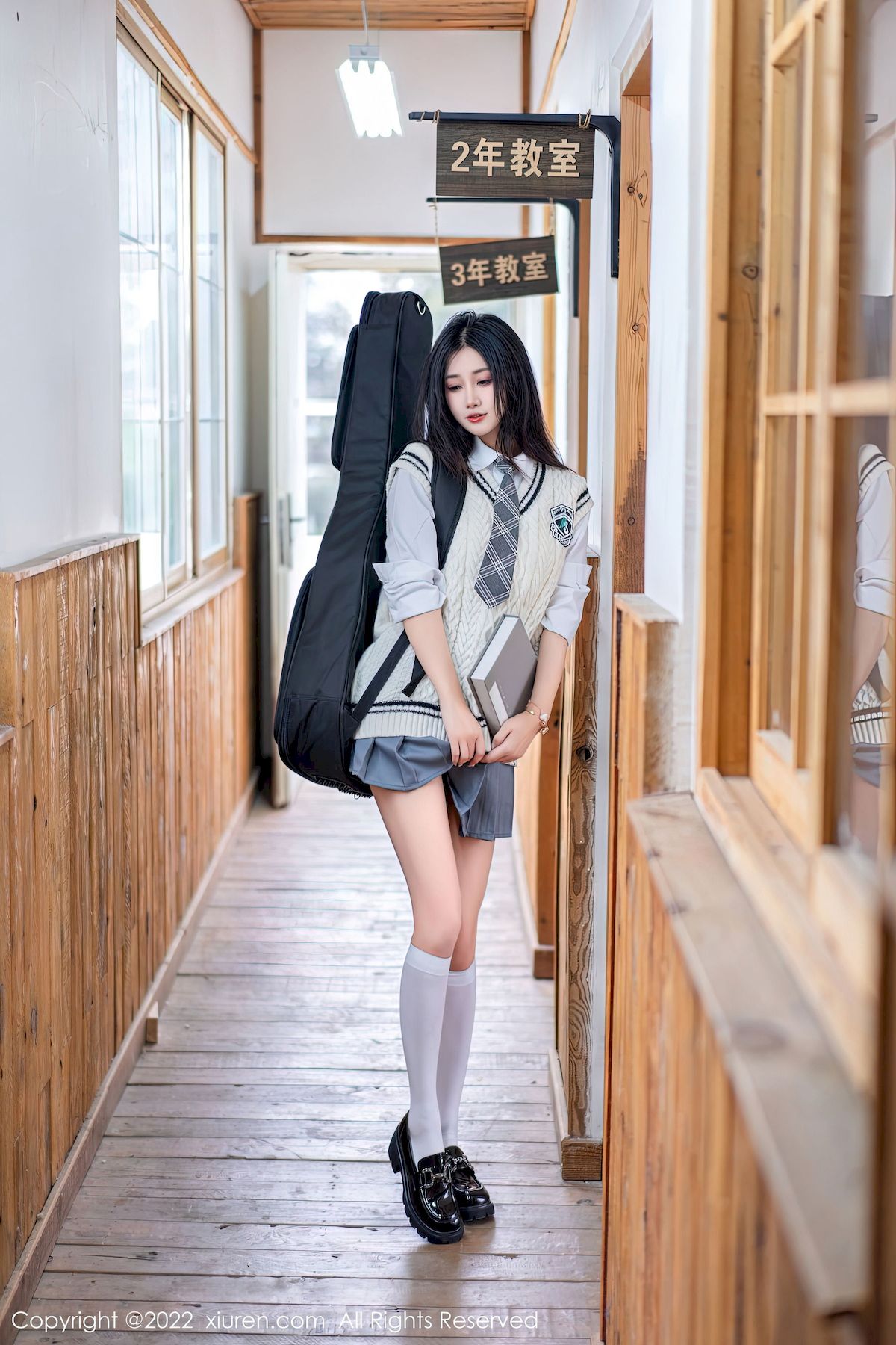 秀人网美女模特laura阿姣学妹制服搭配灰色短裙性感写真