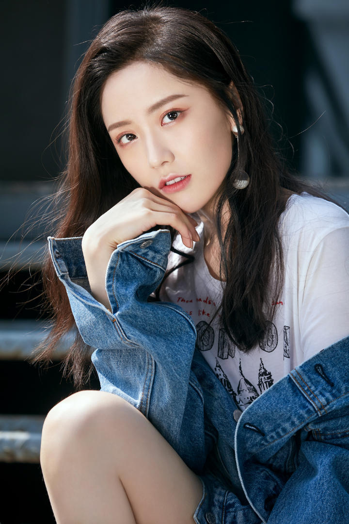 王艺瑾性感清纯牛仔衣写真图片