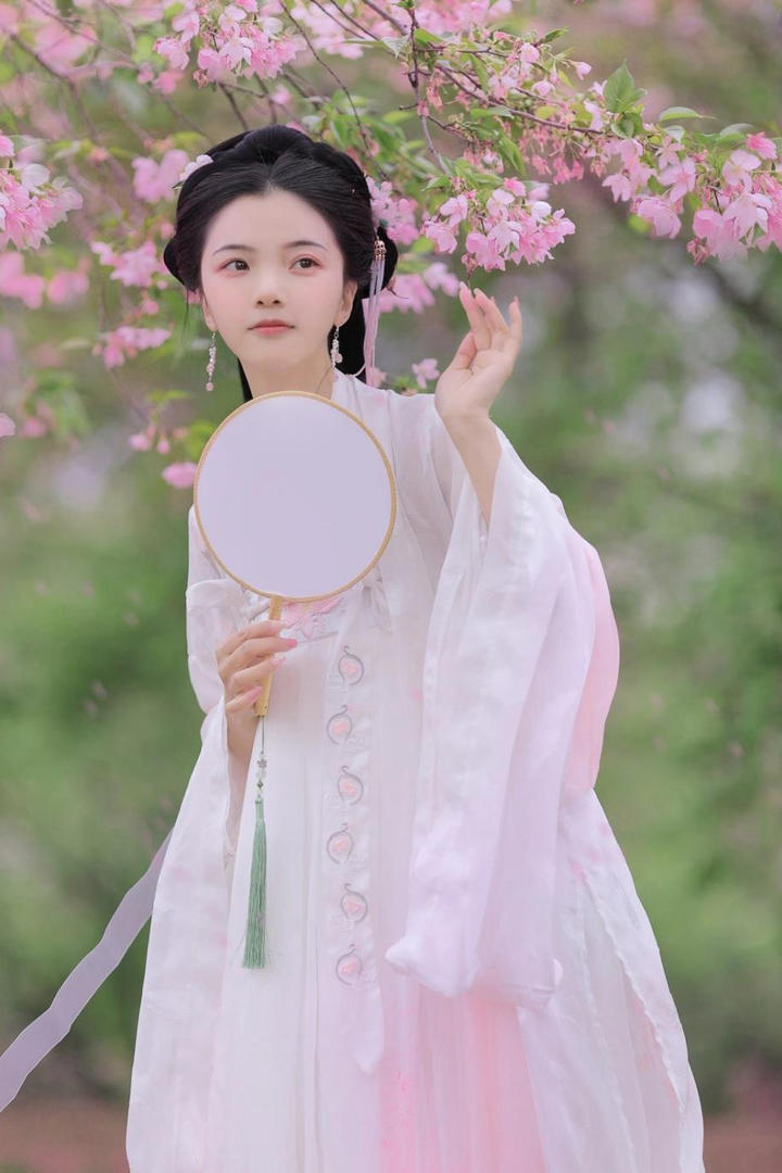 美若天仙的古装美女赏花艺术写真图片