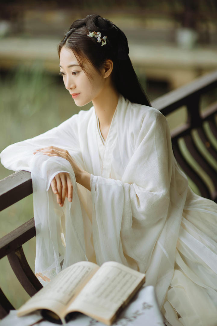 坐在湖边看书的清纯古装美女艺术照摄影图片