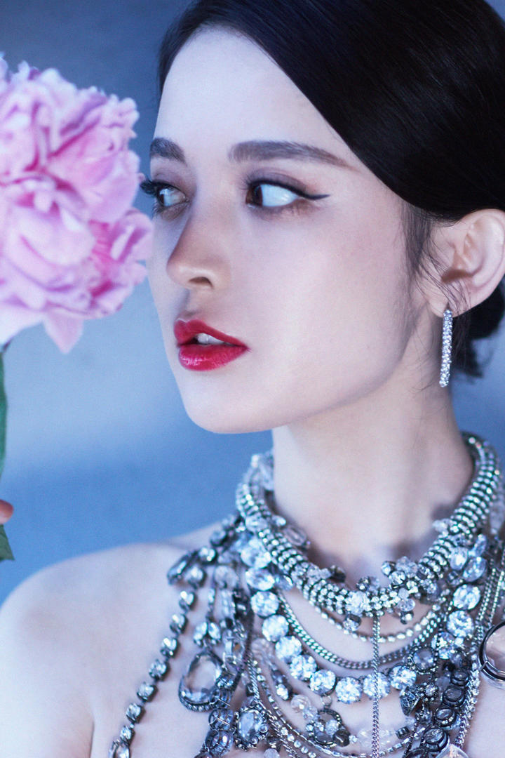 画着鲜花的美女明星古力娜扎写真