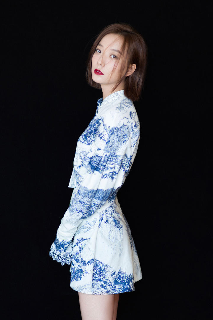 穿青花花纹上衣的美女明星王珞丹高清图片