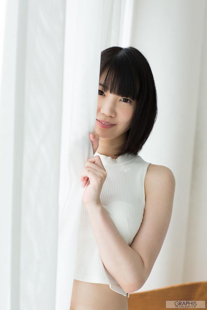 窗帘后面的日本短发美女写真