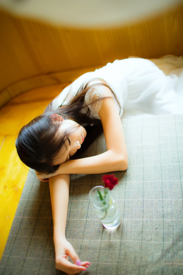 长裙少女淡淡的忧伤