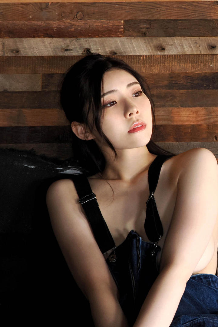 穿背带裤的日本性感漂亮美女高清图片