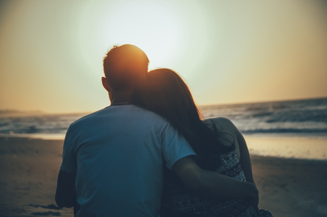 海边浪漫情侣看日出图片