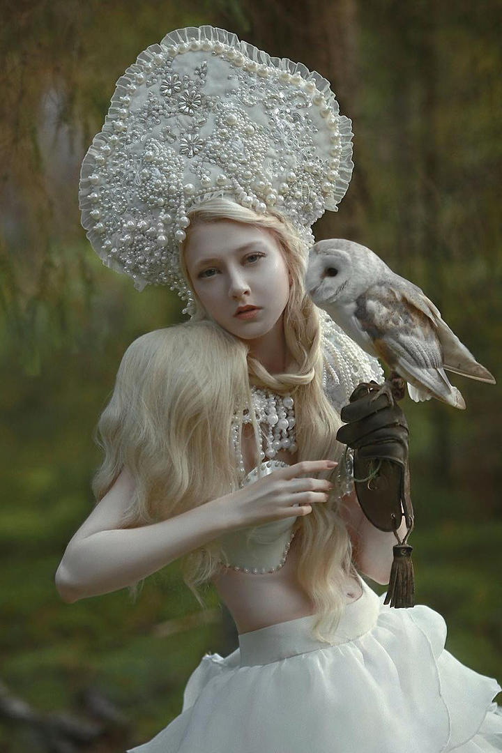 超清戴着头冠的国外美女艺术写真图片