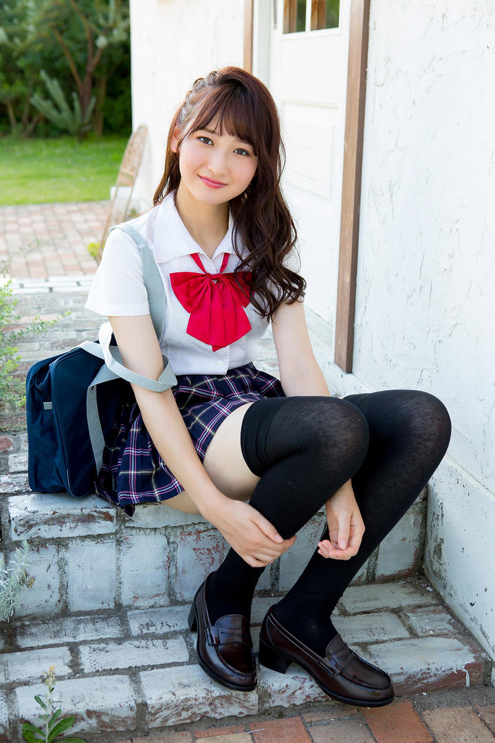 坐在台阶上的日本极品清纯美女学生手机壁纸图片