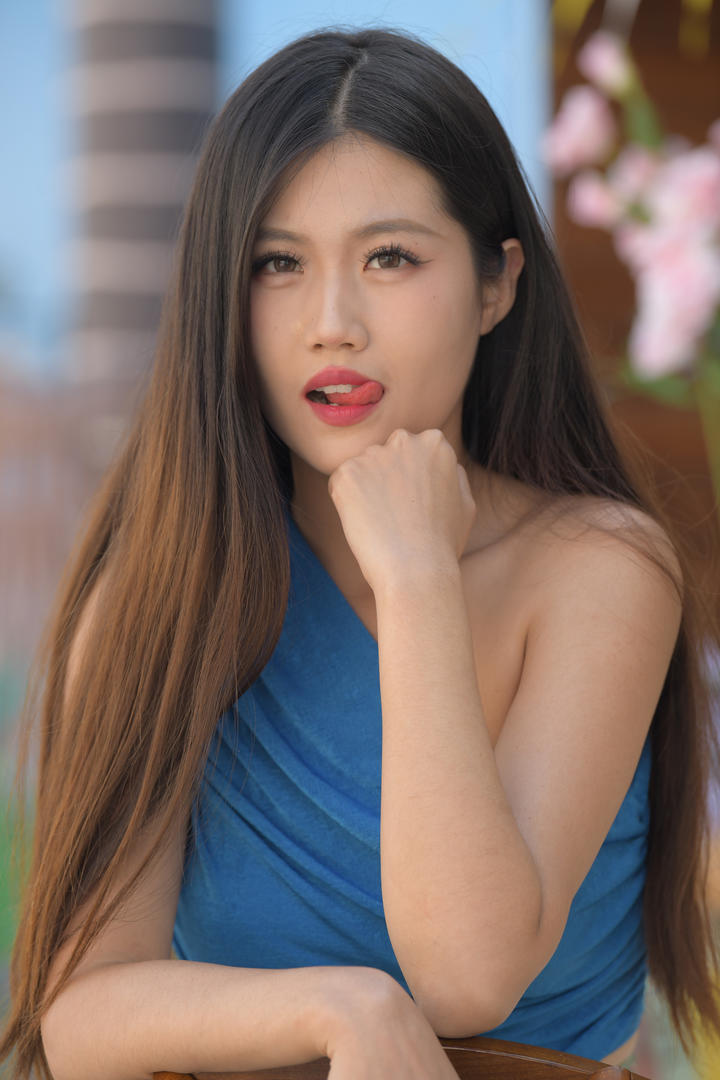 舔舌头的时尚美女街拍图片在线下载