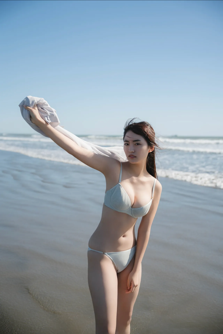 日本美女海边比基尼写真