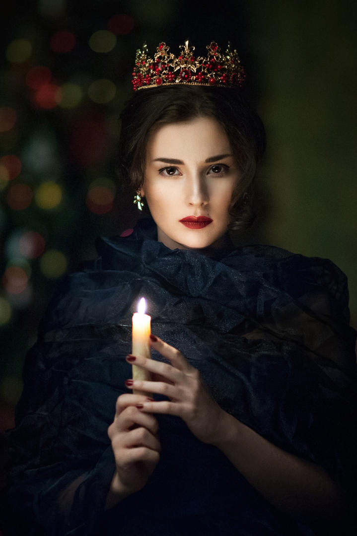 头戴皇冠的欧美气质美女图片