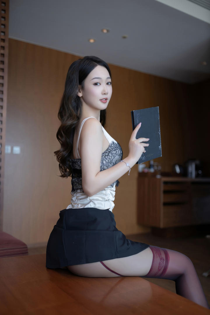 秀人网唐安琪制服黑丝御姐写真冷艳办公室女神