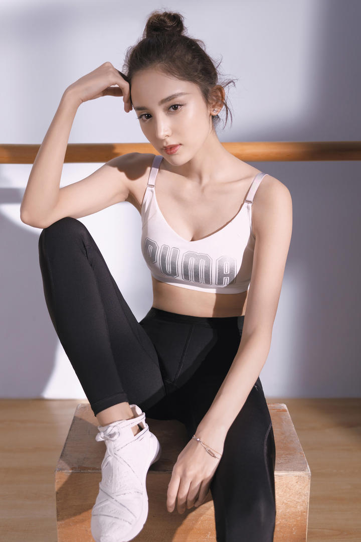 穿瑜伽裤的清纯女明星古力娜扎健身图片