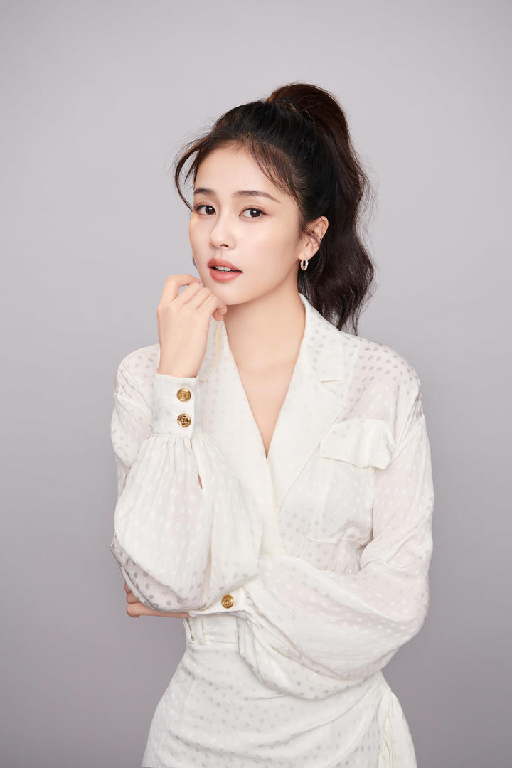 扎着马尾辫的气质女神白鹿高清女明星壁纸图片下载