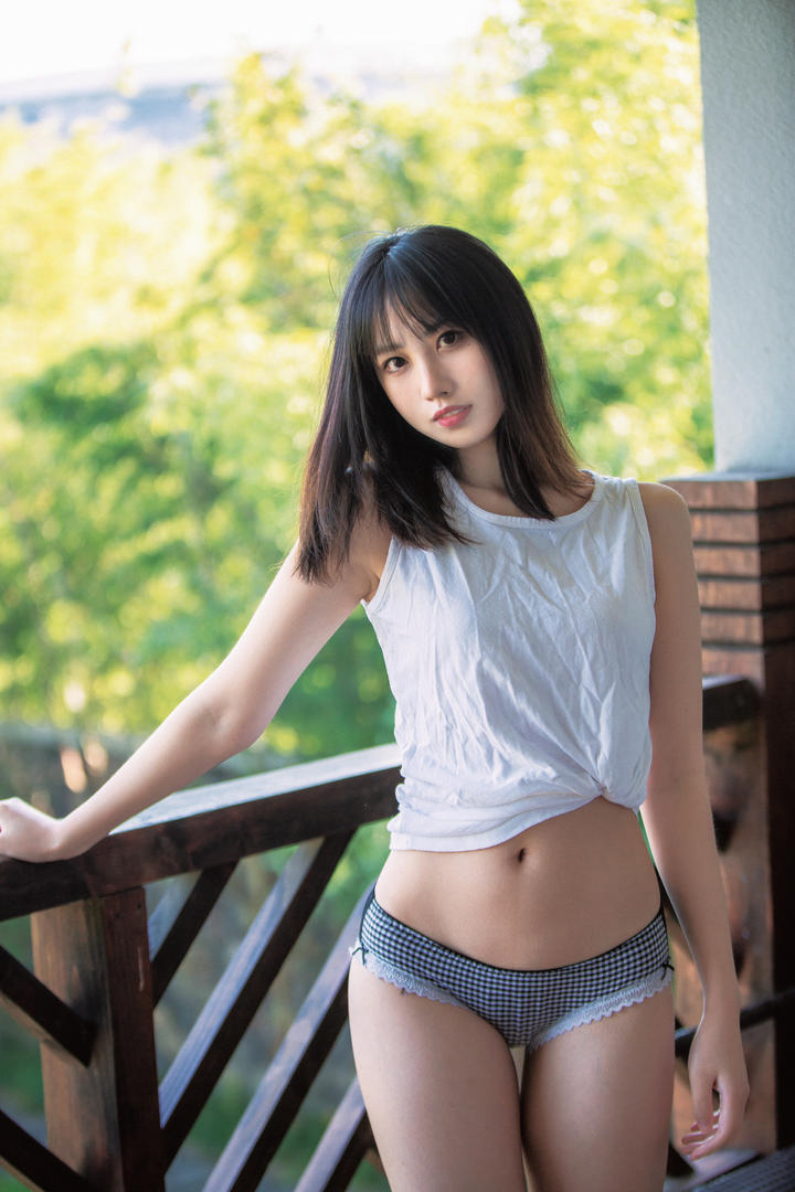 穿着格纹内裤的清纯少女图片