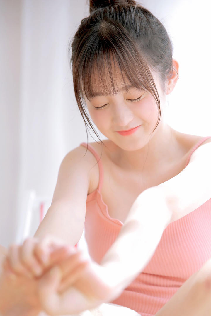 闭上眼睛的清纯qq头像女生图片