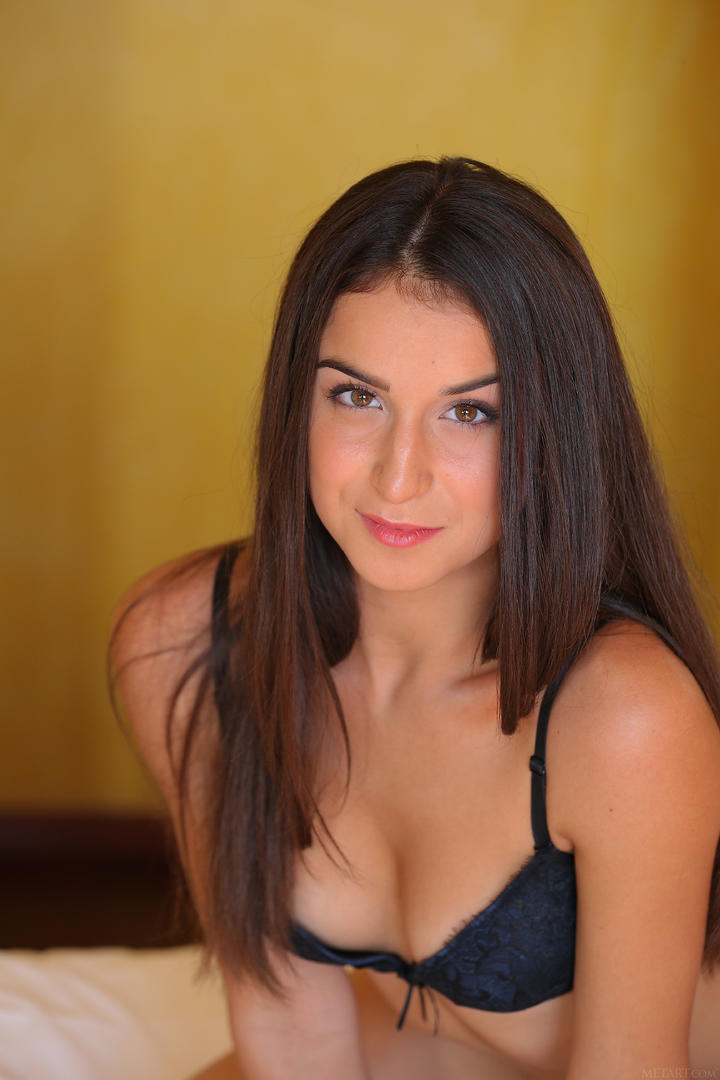 坐在床上的欧美性感内衣大胸美女图片