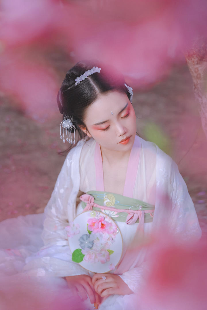 拿着扇子的高清唯美古装美女图片