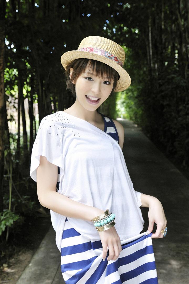 林荫小路上的日本清纯女孩高清手机壁纸图片
