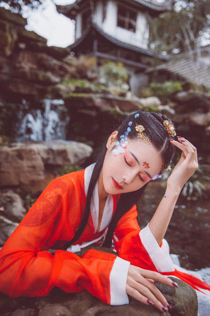 沉思中的清纯古装美女图片