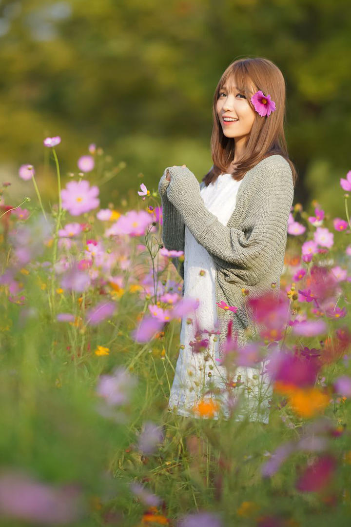 站在花丛中的超清韩国美女户外写真