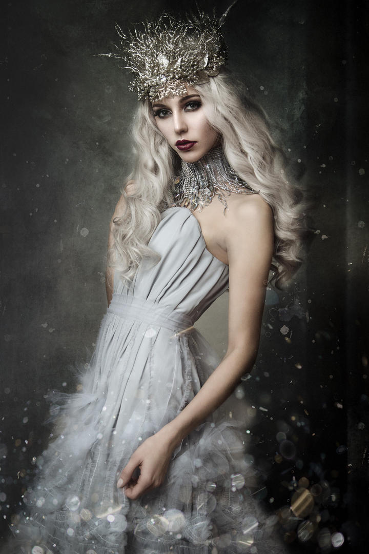 头戴皇冠的欧美美女艺术摄影图片