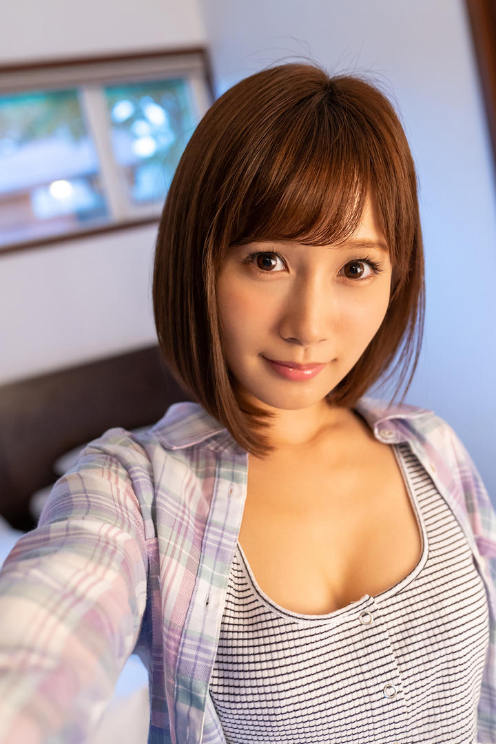 日本漂亮的短发美女小島高清自拍图片