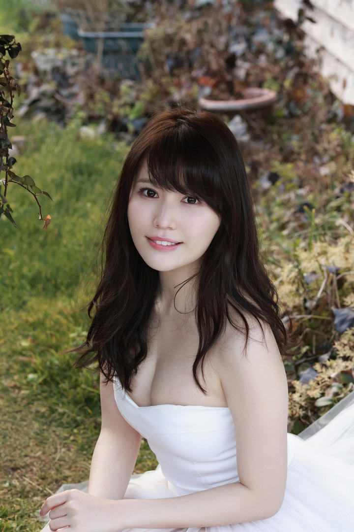 穿婚纱的日本美女户外摄影写真图片