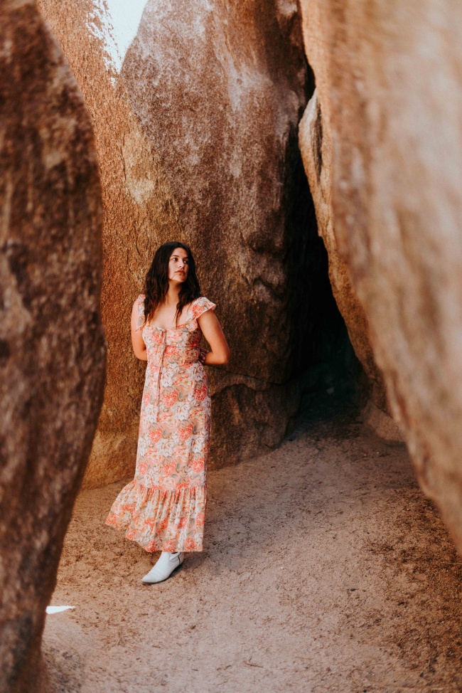 山谷碎花连衣裙美女写真图片