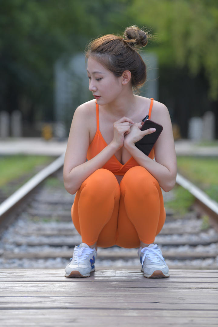 蹲在木板上的极品紧身裤美女模特3A街拍图片大全