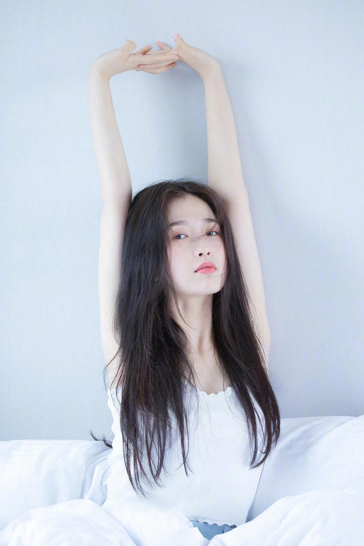 高清美女明星虞书欣伸懒腰写真图片