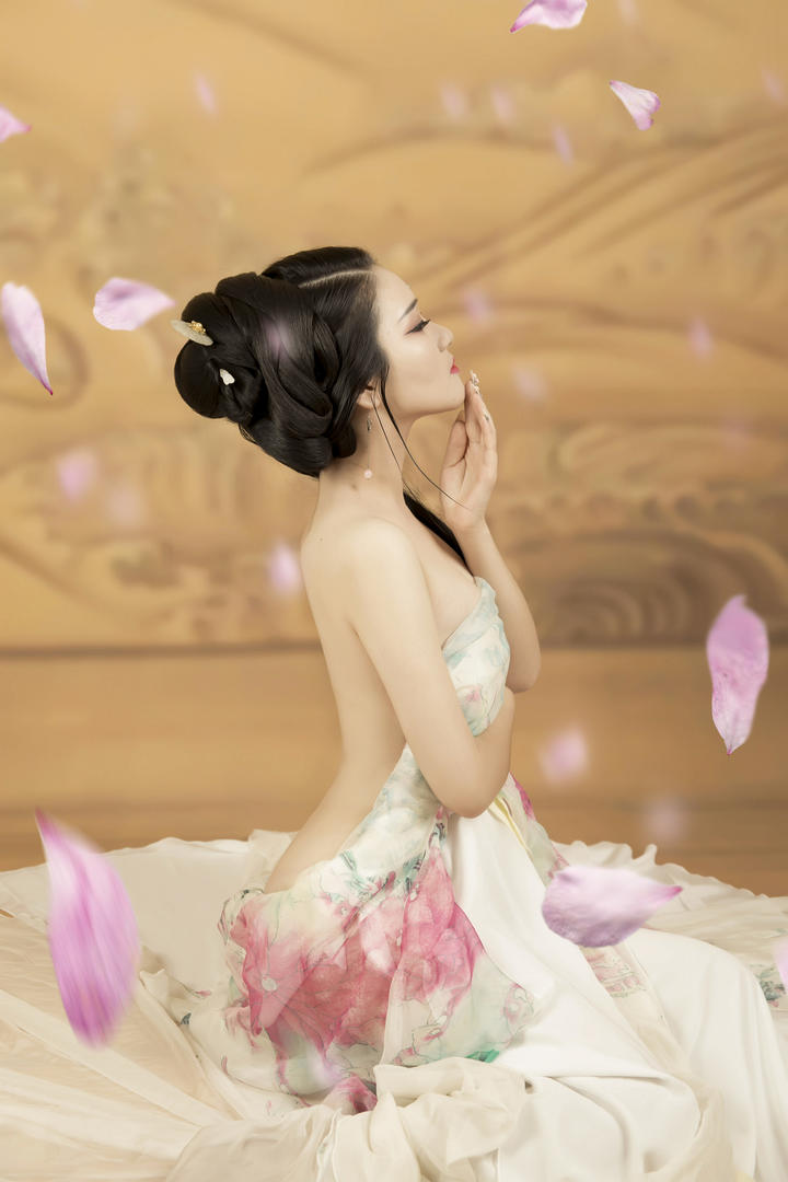 高清唯美花瓣掉落的古装美女艺术写真图片