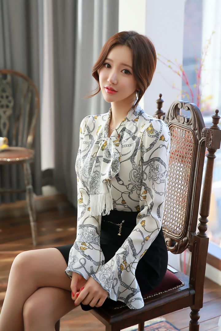 坐在古典椅子上的韩国气质女神李妍静图片