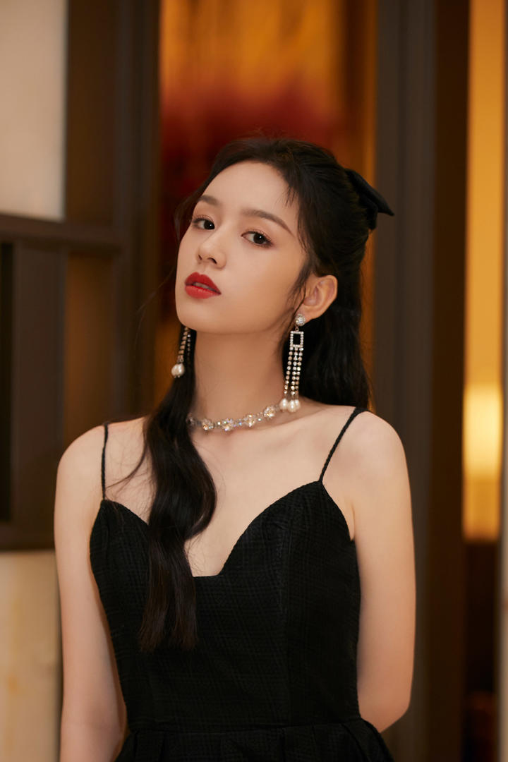 穿黑色吊带连衣裙的90后气质美女演员周也高清美照