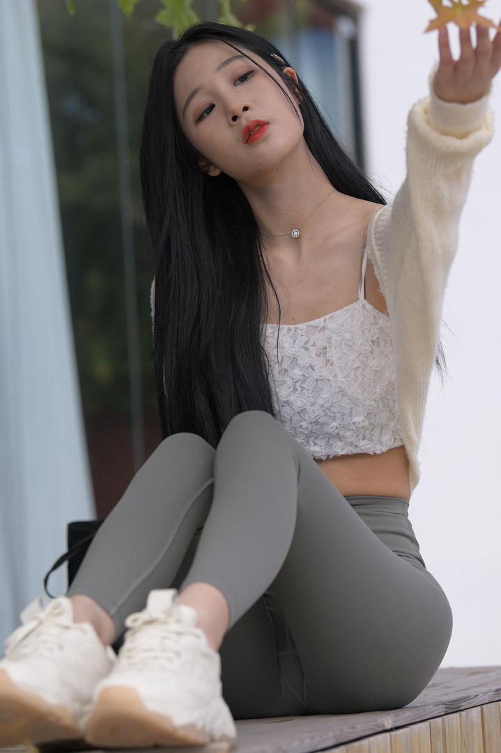 街拍瑜伽裤美女高清女生壁纸图片