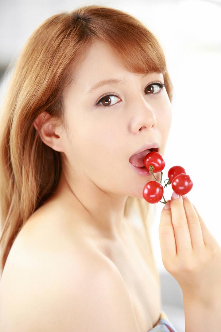 吃水果的日本美女gogo人体艺术写真图片