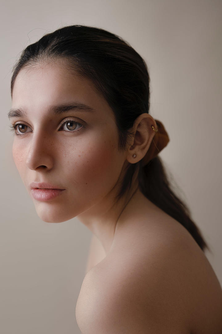 五官立体的欧美美女人像艺术写真图片