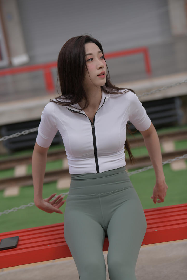 校园女神高清紧身裤显凹槽图片