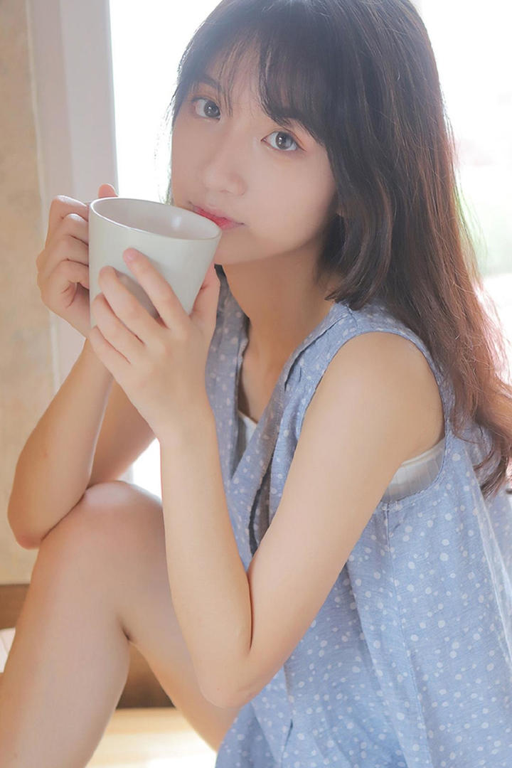 喝水的清纯女生写真图片