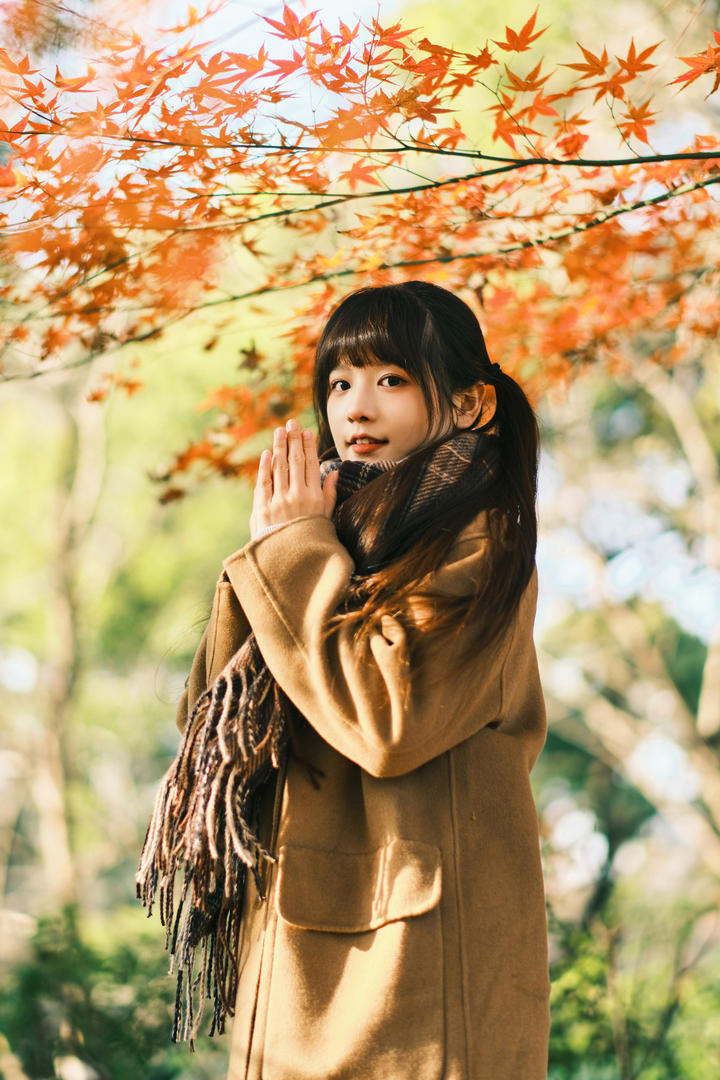 双手合十的韩国清纯双马尾美女写真图片