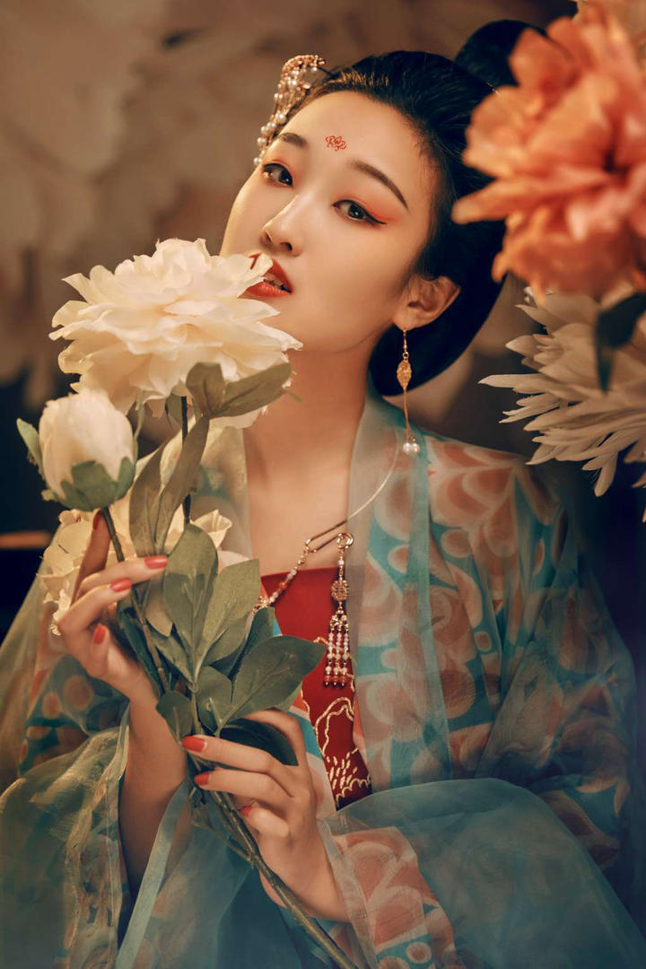 轻咬花瓣的唯美古装美女艺术照