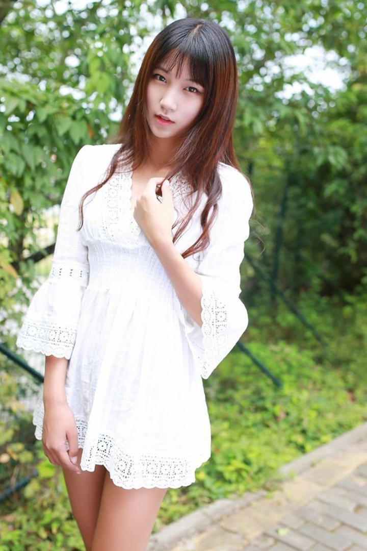 户外清纯超短裙美女摄影图片