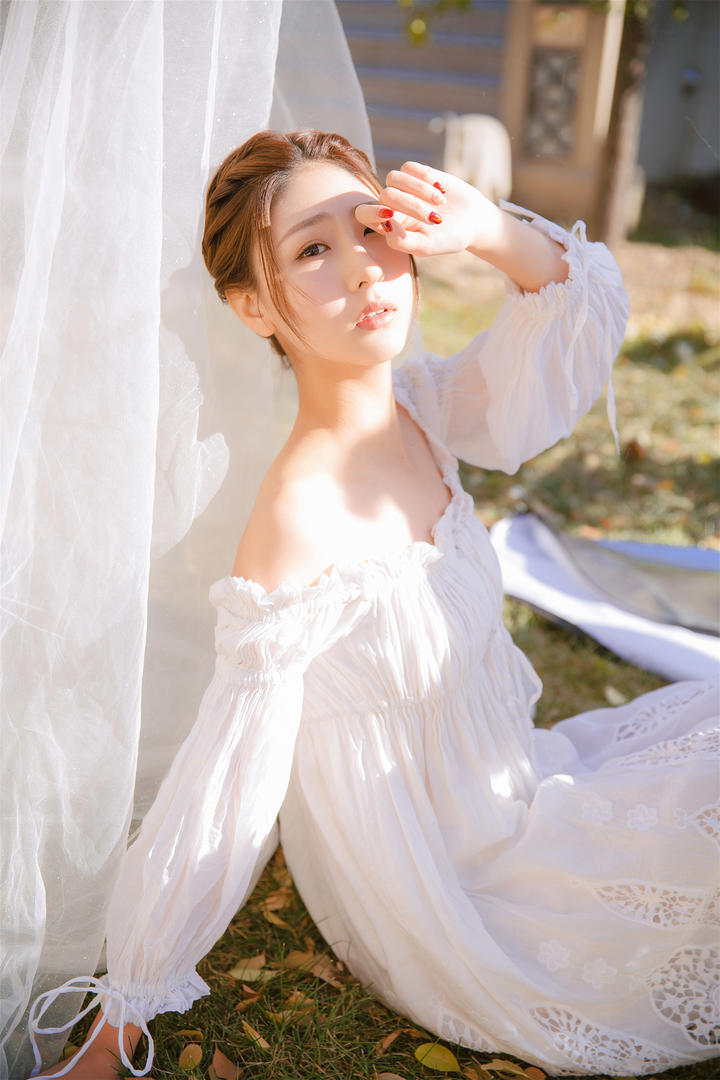 穿白色连衣裙的清纯美女头像图片大全